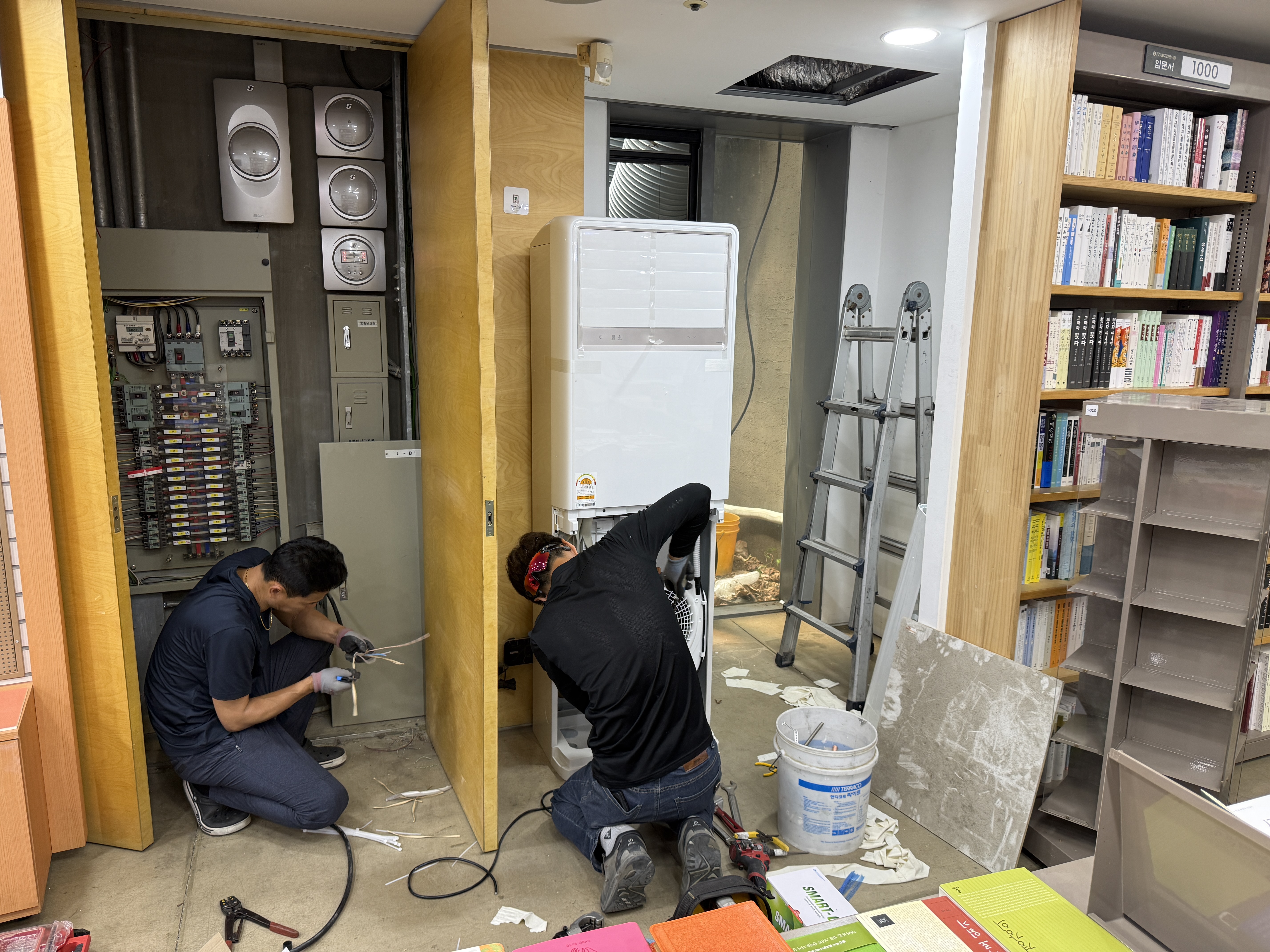지하 서점, 노후 냉방 시설을 삼성 업소용 스탠드 에어컨으로 교체 현장 사진 6