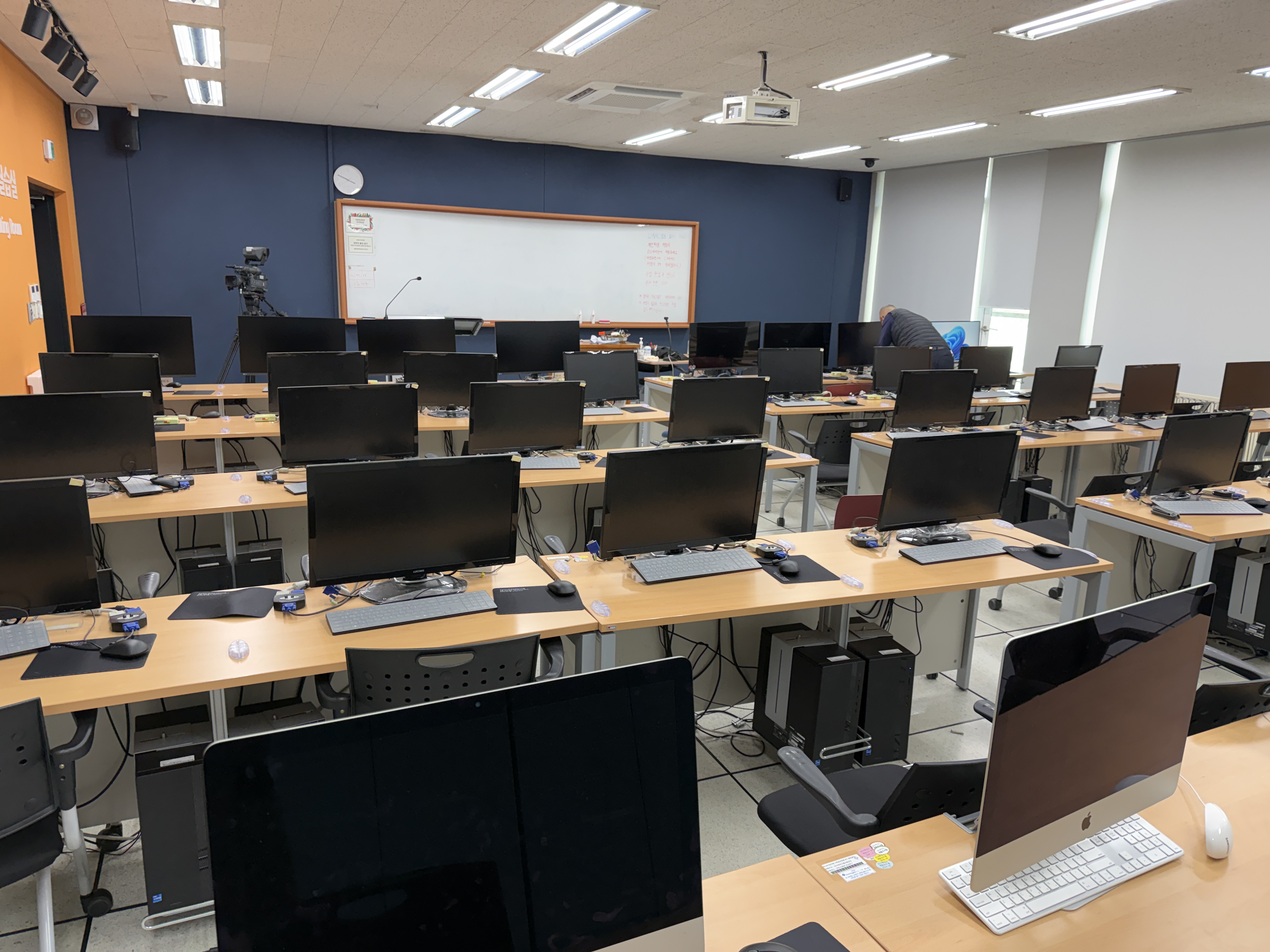 대학교 실습실 모니터 30대 교체 현장 사진 1